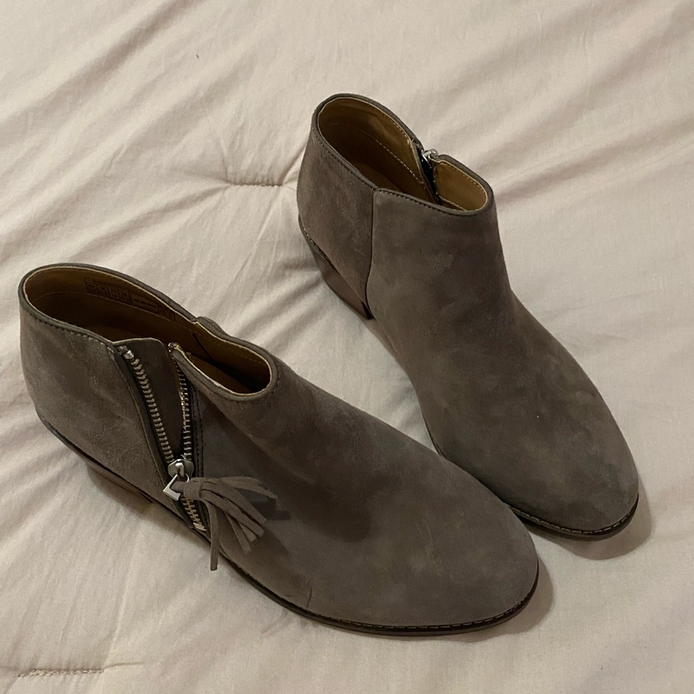 Ladies ankle boots.